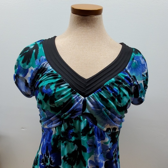 Maurices L Blue Floral vneck soft polyester - Picture 5 of 5